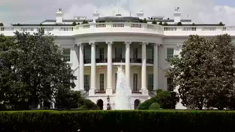 Armed man sh0t by Secret Service agents outside White House